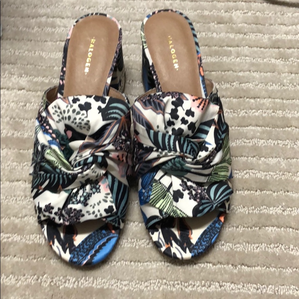 NWT Halogen sandals